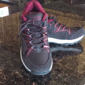 New Balance 669 Women’s Sneaker s7 black/maroon